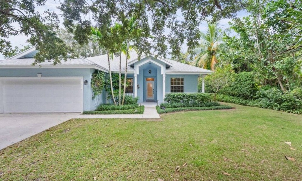 Hobe Sound House | Relax and forget your worries in this serene space. 3 bedrooms/2 bath/sleeps 6.
