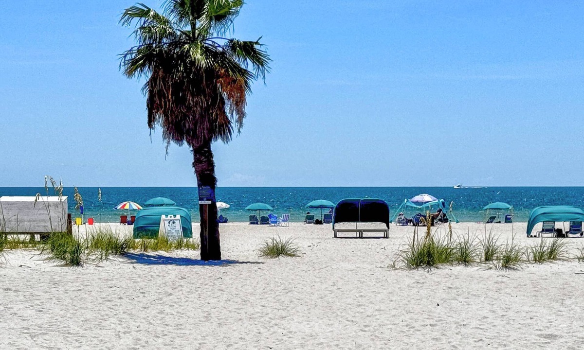 Treasure Island Condo | Relax by the Waves – Beachfront Studio with Balcony, Heated Pool & Tiki Bar