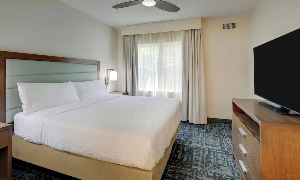 Mount Pleasant Hotel | Relax in Mount Pleasant Comfort – Pet-Friendly King Suite Near Restaurants