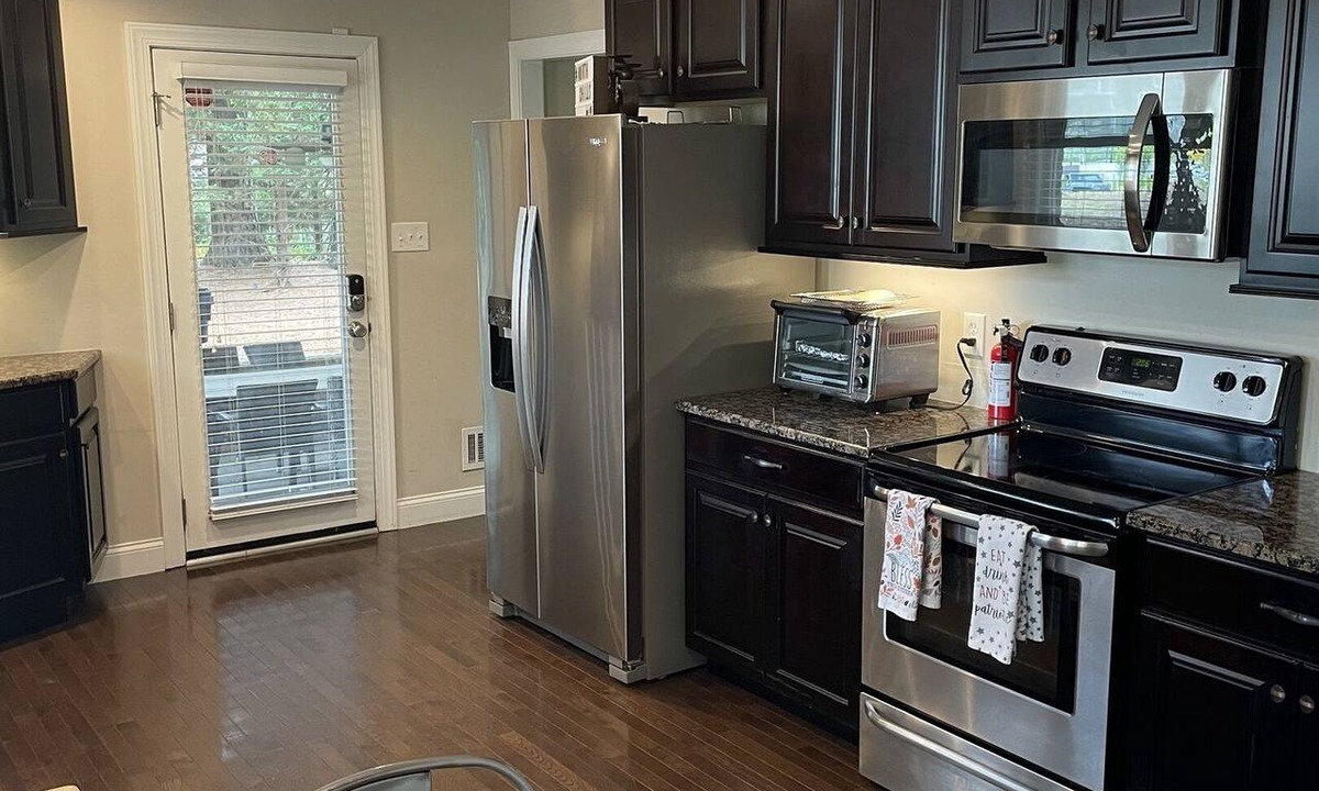North Hills House | Relax, Shop, Dine, or Explore North Hills Main