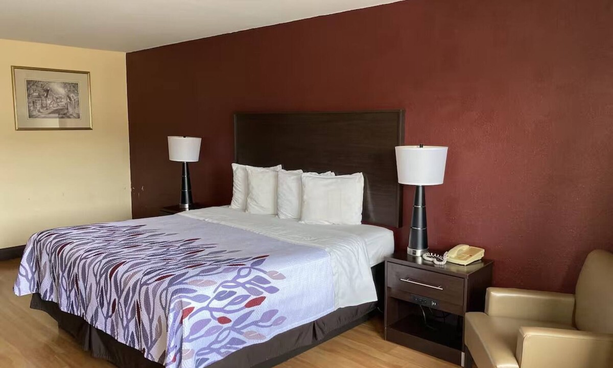 Cleveland Hotel | Relax & Unwind in King Room – Family-Friendly Space Near Attractions