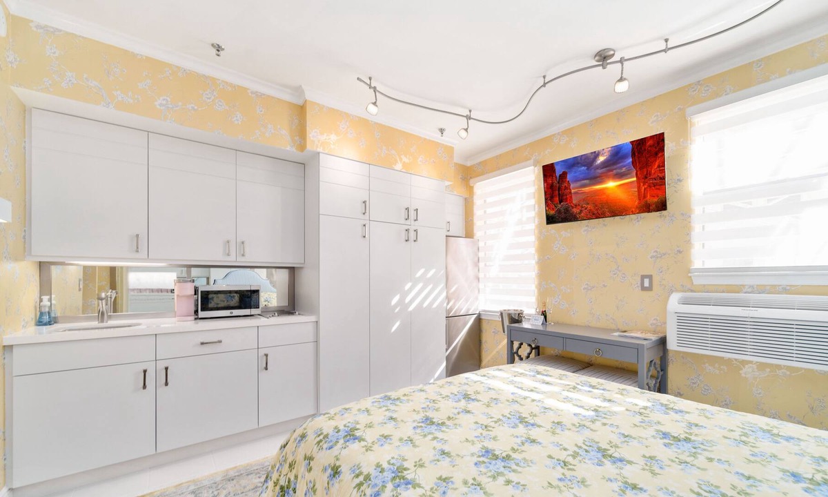 Palm Beach House | Renovated studio - heart of Palm Beach, free valet parking