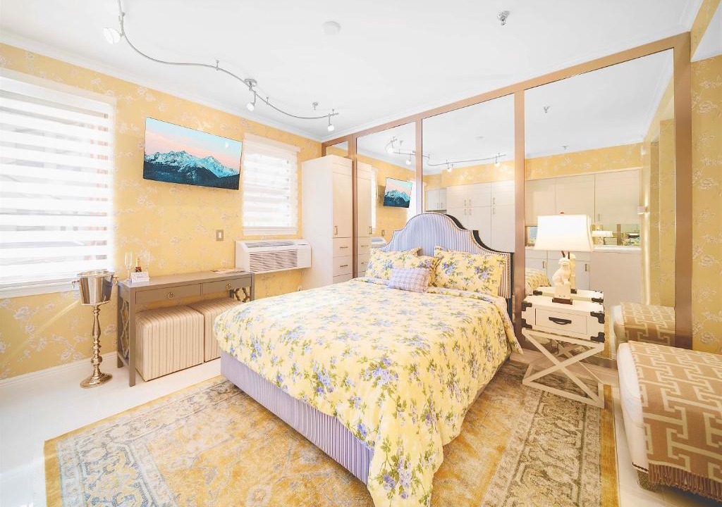 Palm Beach Apartment | Renovated studio in the heart of Palm Beach - free parking, security box