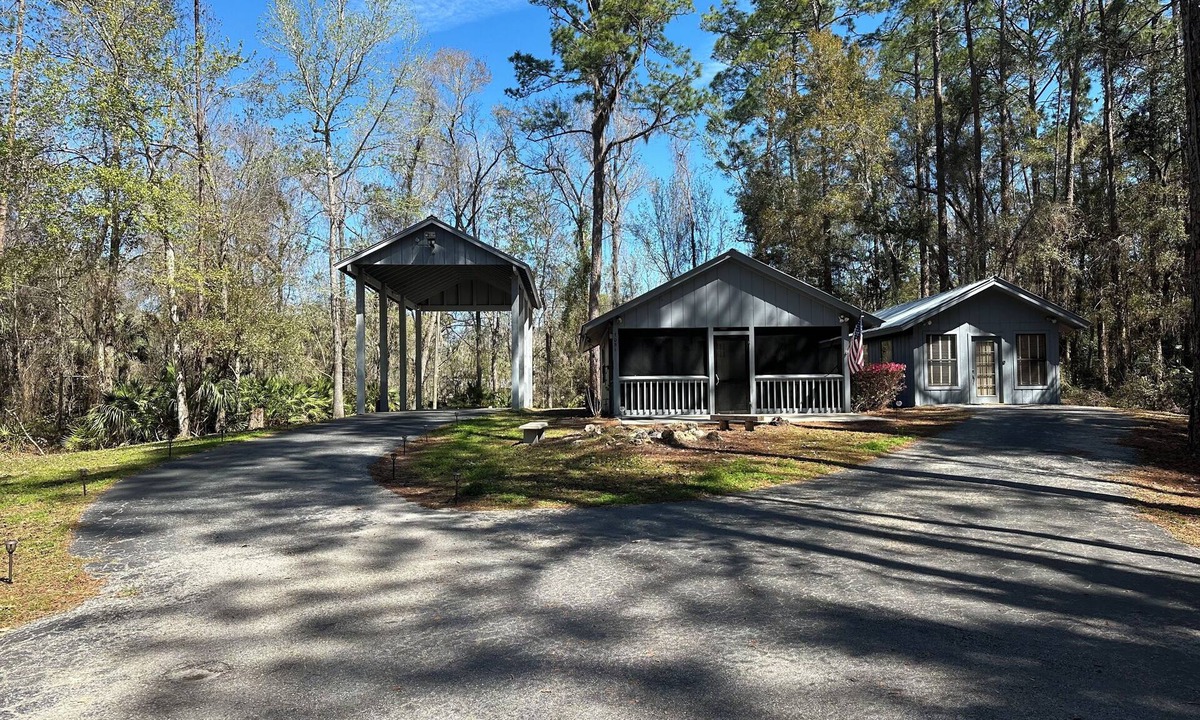 Inglis Cabin | Retreat cabin on Florida’s nature coast 10 mins from Crystal river florida