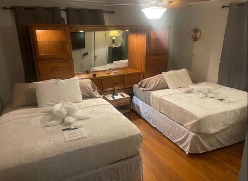 Sanford House | Retro Ranchhouse Main Bedroom in Shared home