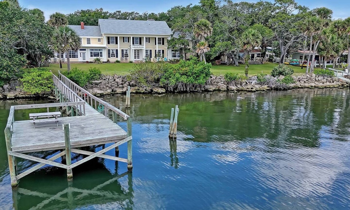 Tropic Apartment | River Views 1bd/1ba FULL APT Kayaks Walk to EGAD q