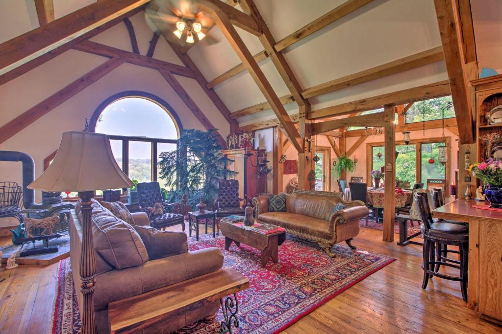 Scottsville Apartment | River Views + Deck: Peaceful Virginia Retreat