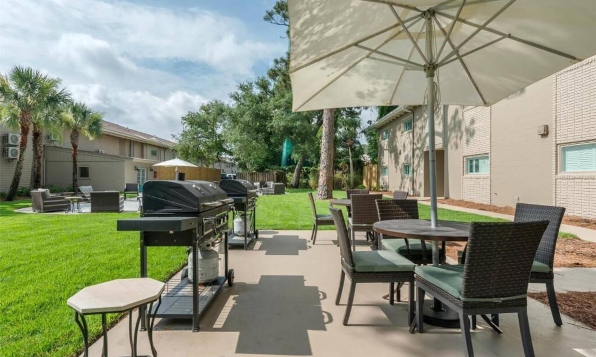 Jekyll Island Hotel | Romantic Island Escape | Pool Access | Free Breakfast | Free Parking