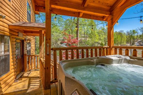 Sevierville House | Romantic Smoky Mtn Cabin Private Hot Tub Quiet Wooded Retreat