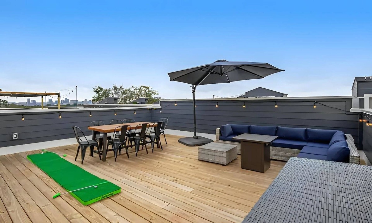 Talbot's Corner House | Rooftop Skyline View | Karaoke Stage | 4 Bedroom |