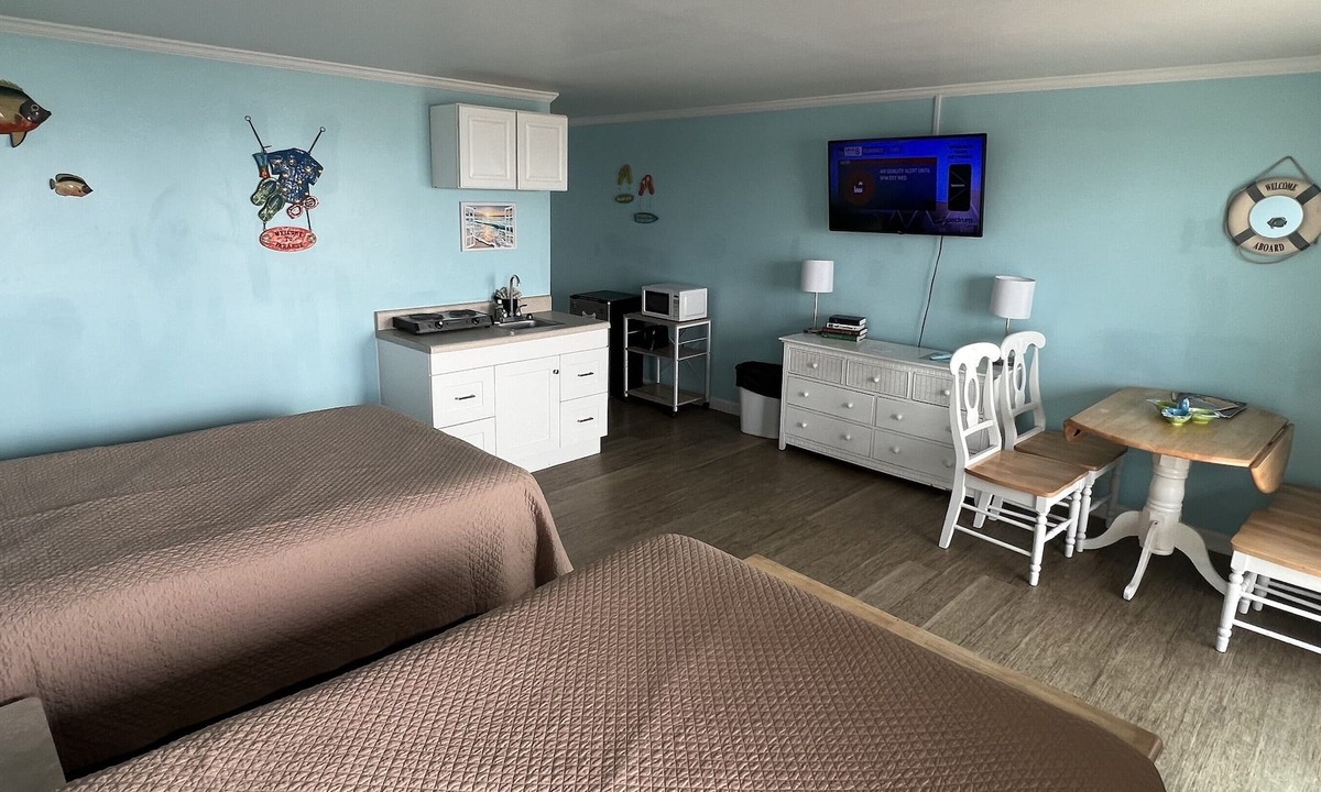 Topsail Beach Hotel | Room #210 Mini Efficiency 2 Double Beds Pets Yes