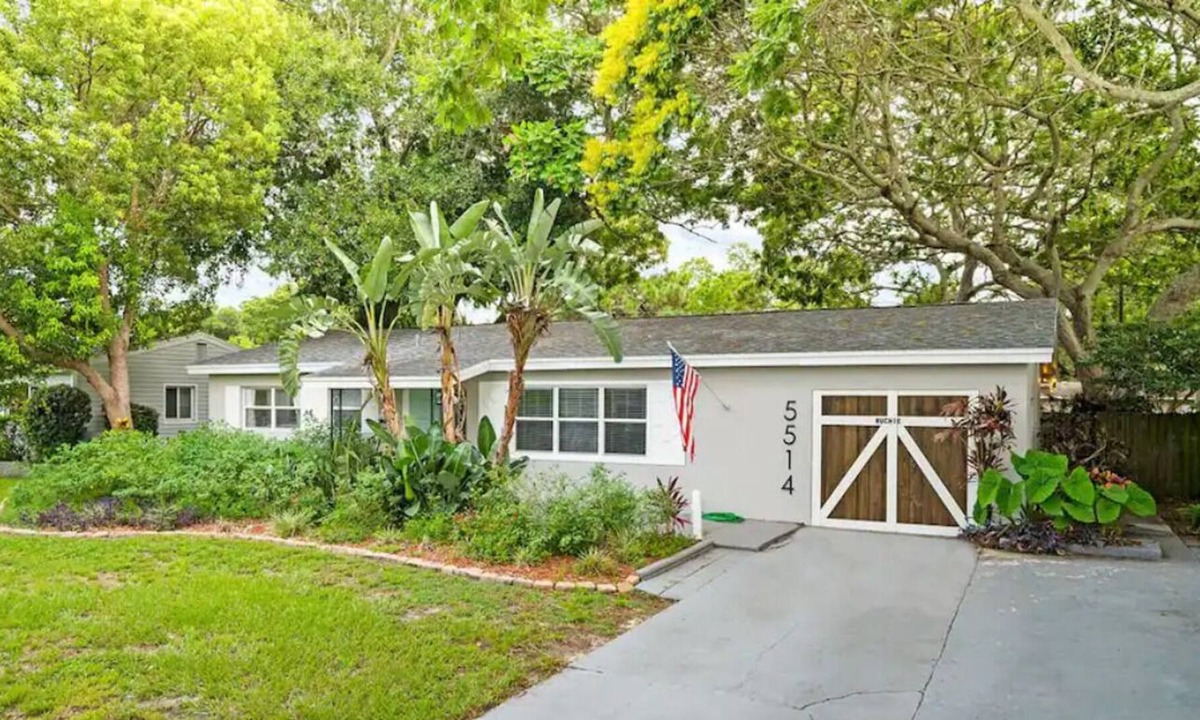 Disston Heights House | Roomy home in the trees