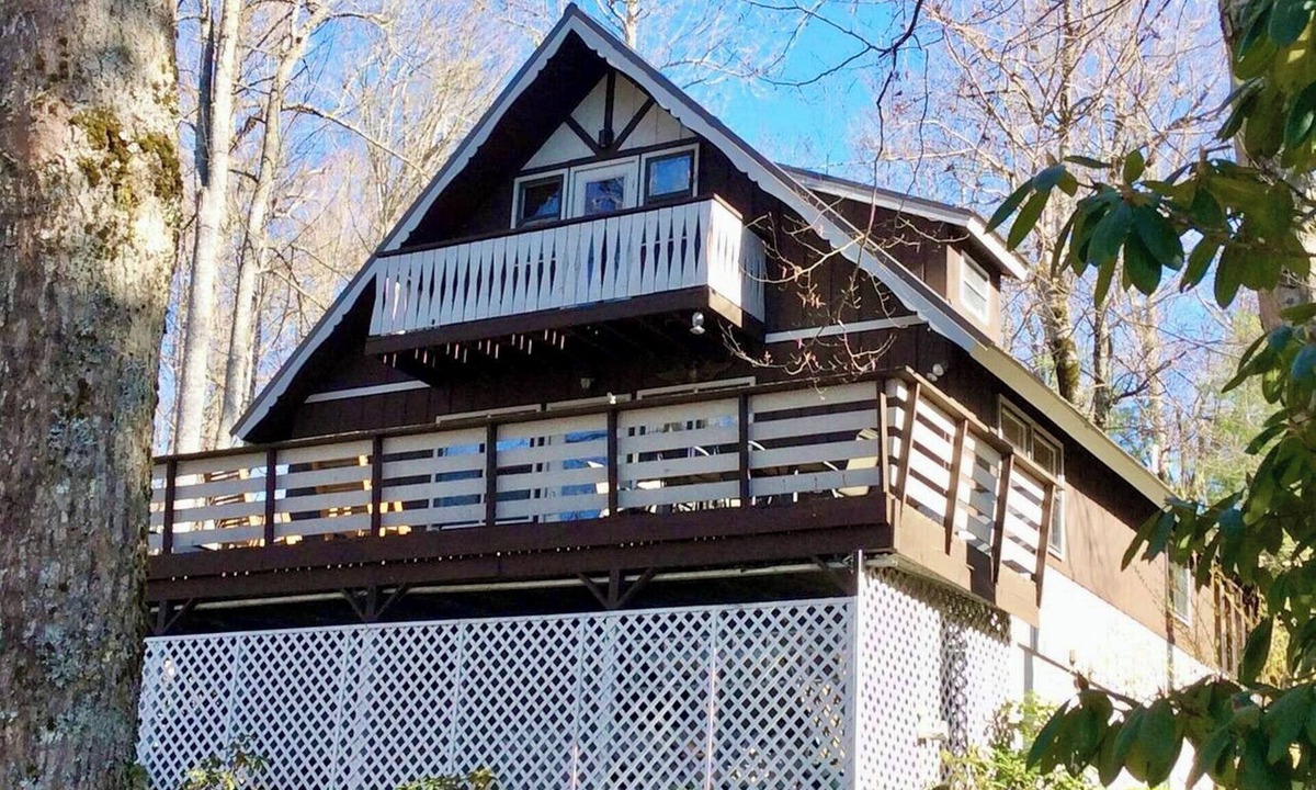 Newland Ski Chalet | Rustic, cozy chalet close to fishing & hiking - Dog Friendly