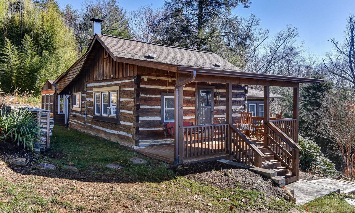 Weaverville Cabin | Rustic Elegance Minutes to Downtown : Privacy, Hot Tub & Mountain Views