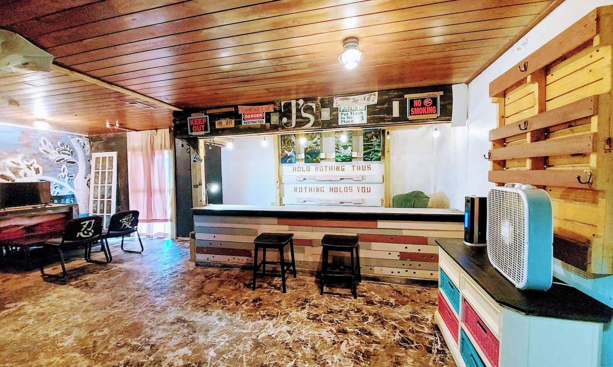 Tropic Apartment | Rustic private apt. "bar" @ Eau Gallie Downtown & 5 minutes to Melbourne Beach.