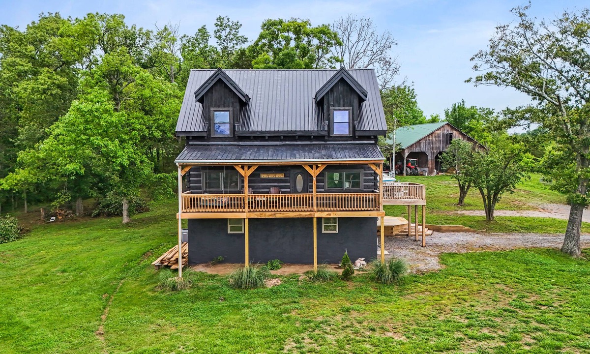 Mohawk House | Rustic & private log cabin in East Tennessee (dogs allowed!)