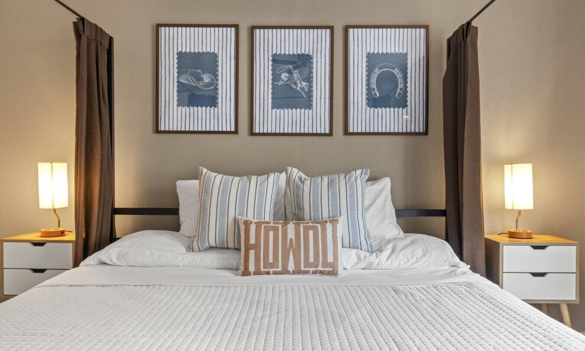 Columbus Apartment | Rustic Western Comfort w/King Pull-Out Couch, King Canopy Bed & 100″ Projector — Near Fort Moore