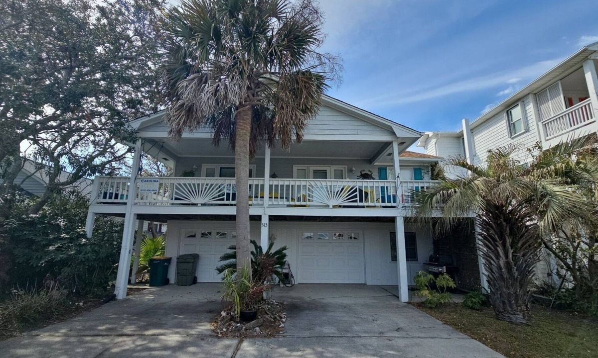 Kure Beach House | 🌴Safe Haven: Pet Friendly Home, Outdoor Showers, Close to Beach🌴