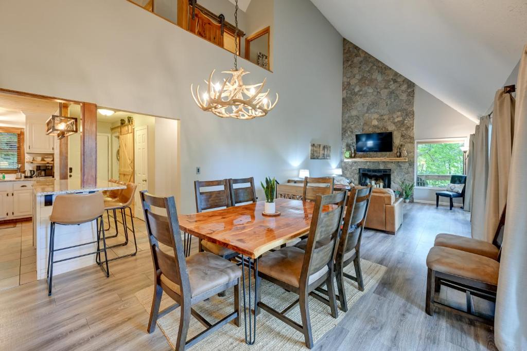 Sapphire House | Sapphire Valley Cabin w/Private Mountain Views!