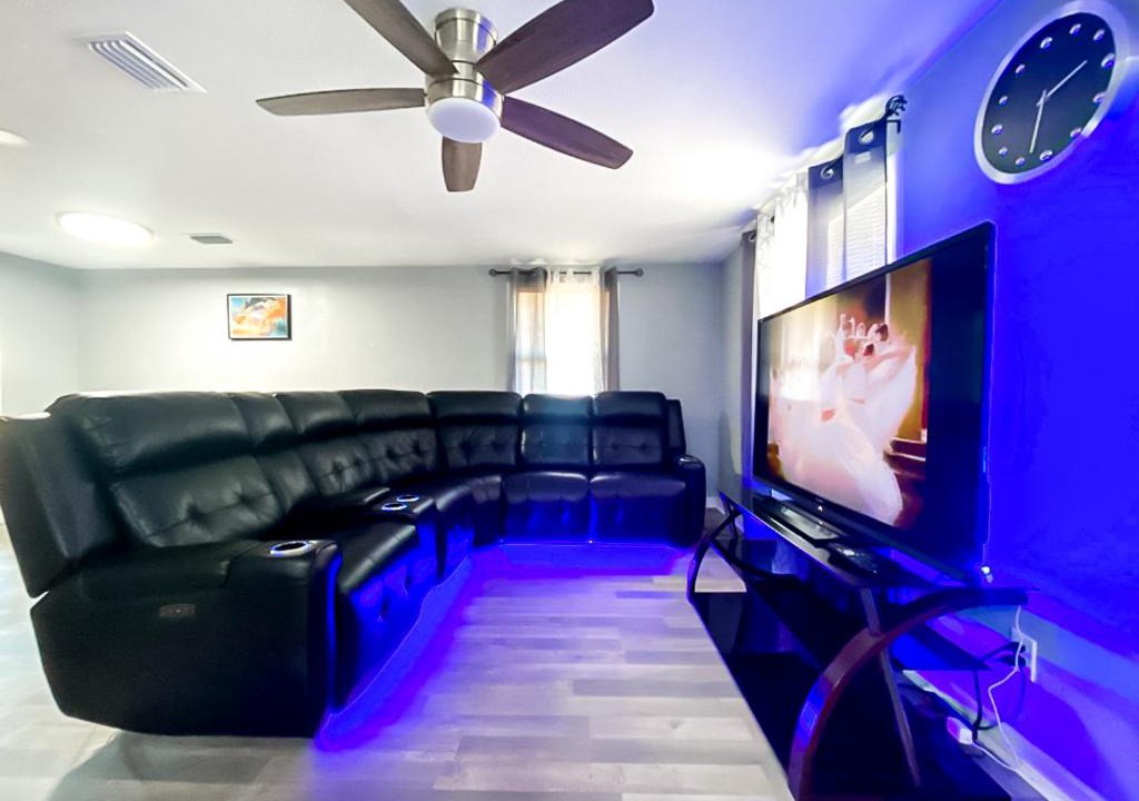 North Sarasota House | Sarasota Modern, Spacious, Comfy, Queen Beds, Backyard Rental