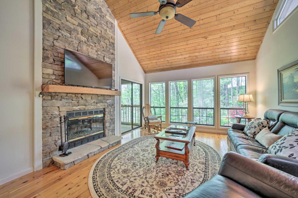 Sapphire House | Scenic Sapphire Condo w/Deck + Gas Grill!