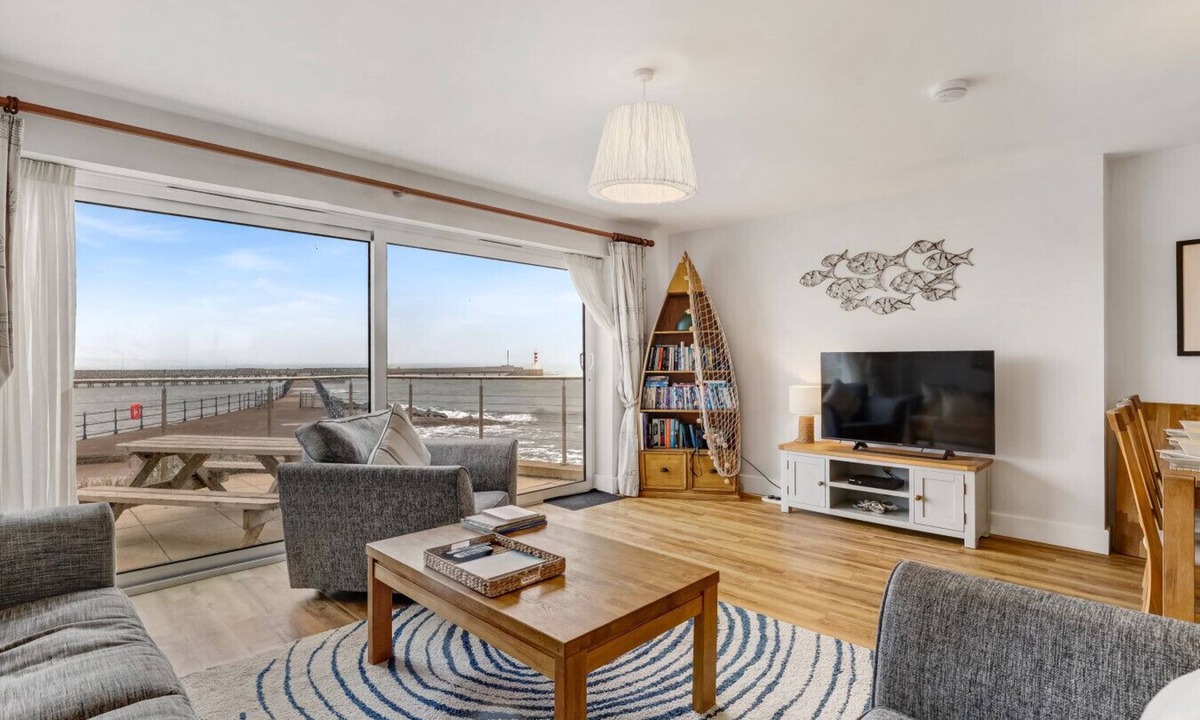 Amble House | Seafront property with amazing views