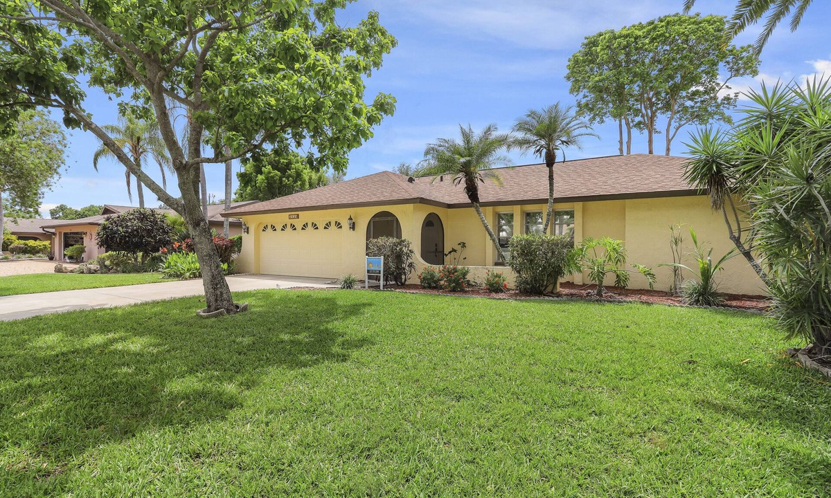 Caloosahatchee Villa | Seaside Villa Cape Landing 3 Bedroom, 2 with Smart TV and King Size Bed