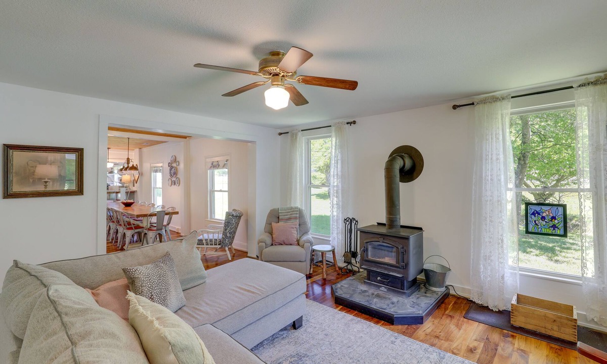 Marshall Cottage | Secluded Marshall Farmhouse w/Hot Tub!