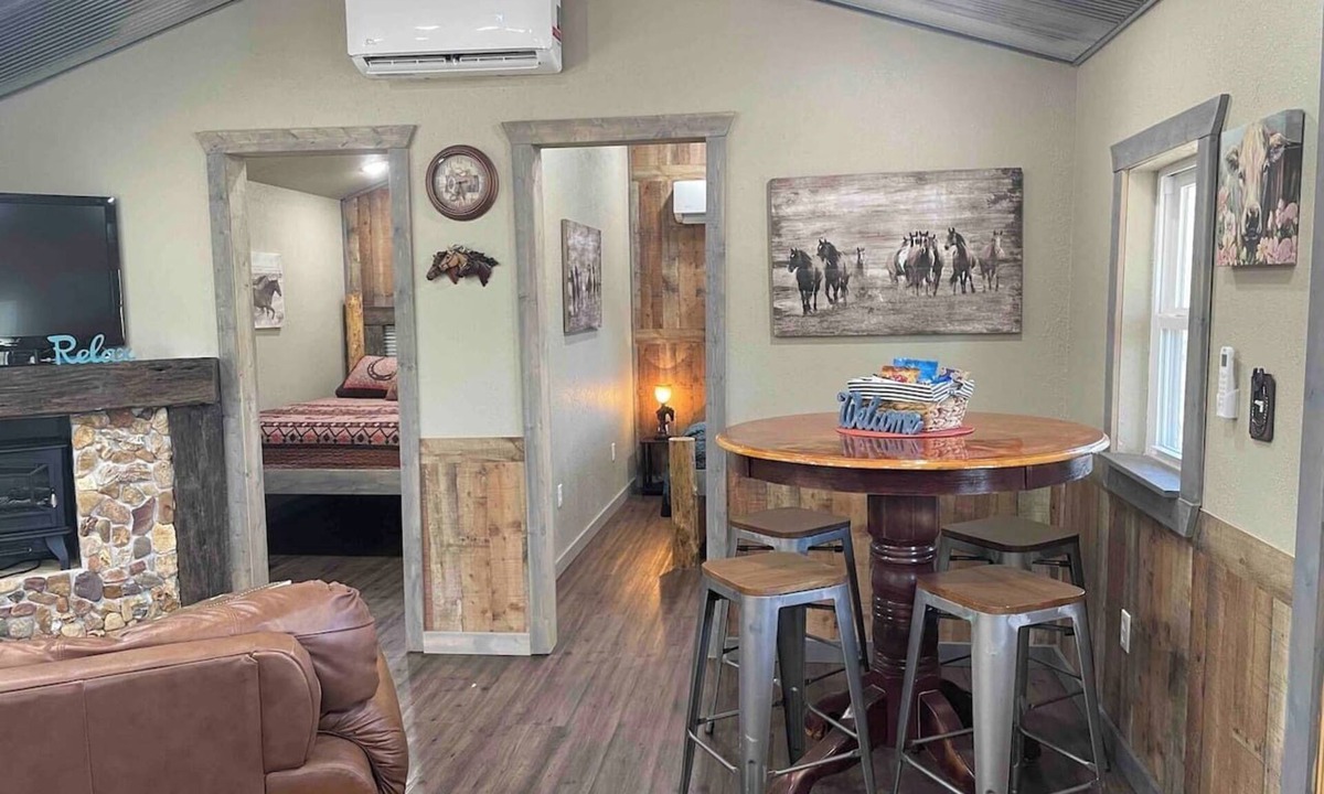 Eminence Cabin | Secluded Ranch House Cabin in Eminence - Ozarks @ Old Desperado Ranch
