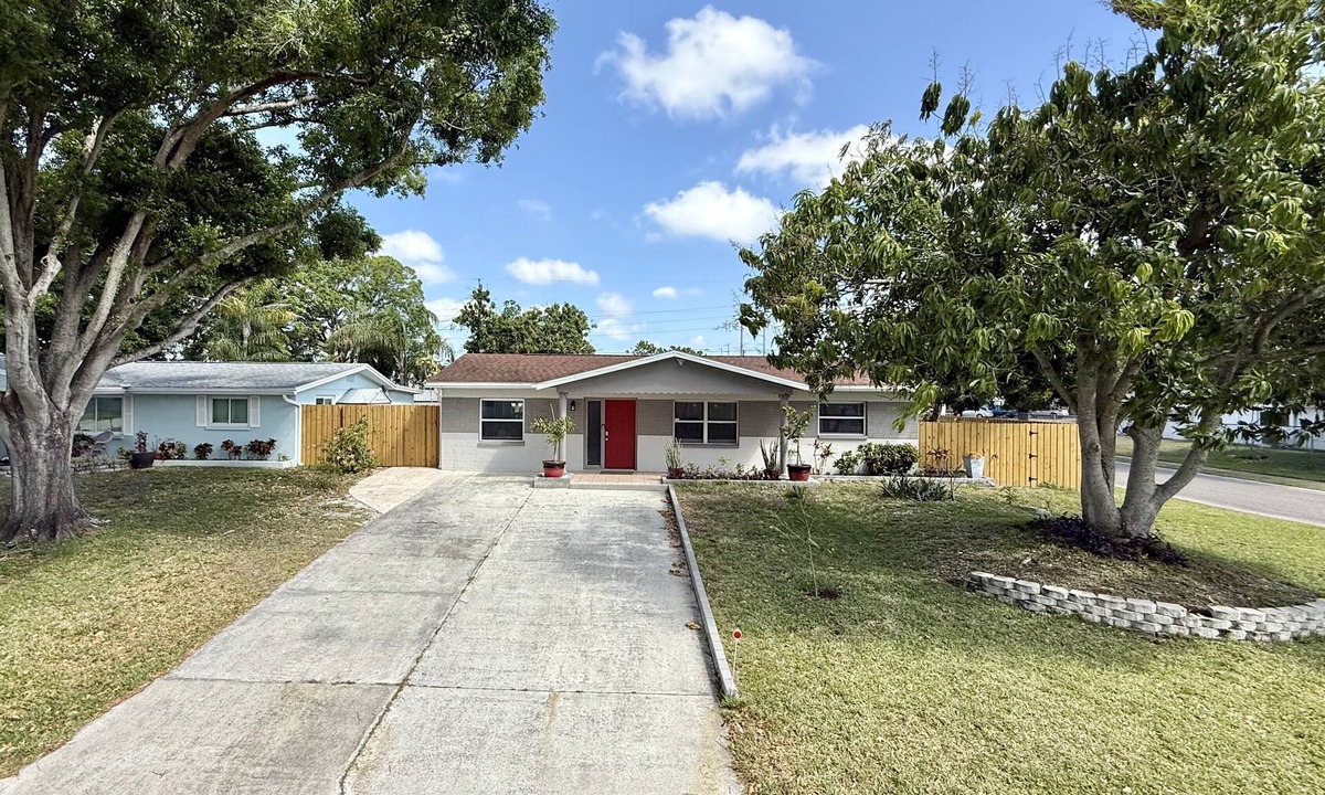 Pinellas Park House | SERENE HOME:WASHER/DRYER-BBQ- NEAR BEACH/LAKE/PARK/MUSEUM/RESTAURANT/AIRPORT!