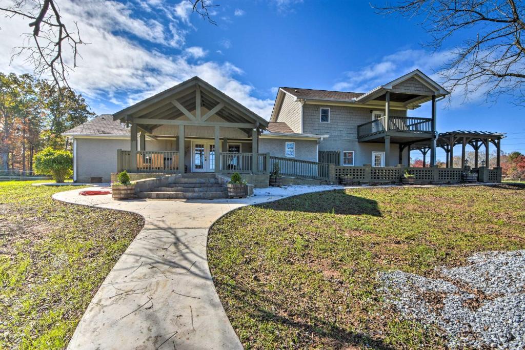 Clarkesville House | Serving Southern Charm at this Clarkesville House!