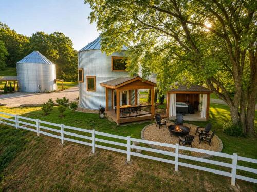 Lookout Valley Neighborhood Association House | Silo Stay with Pasture Views & Covered Hot Tub