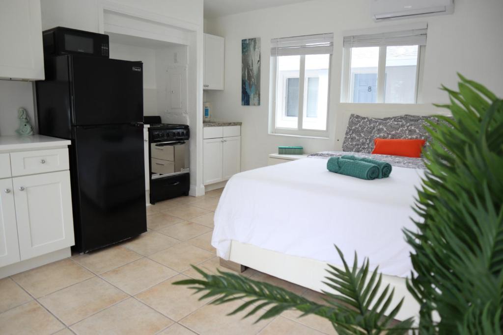 Palm Beach Shores Apartment | Singer Island Inn Studio/Walk to the Beach
