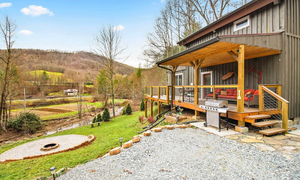 Frank Cabin | Ski, Hike, Fish! Mtn-View Creekside Gem in Newland
