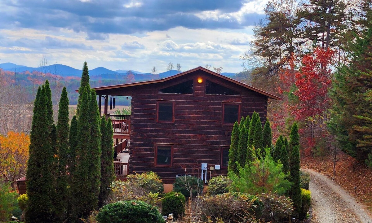 Murphy Cabin | SKYVIEW STATION: Secluded 3-Lvl Log Cabin Views-Game-Theater