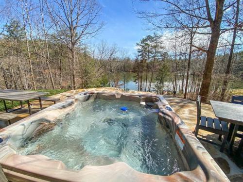 Mill Spring House | Sleeps 12 Hot Tub Private Dock Kayaks Dogs Welcome