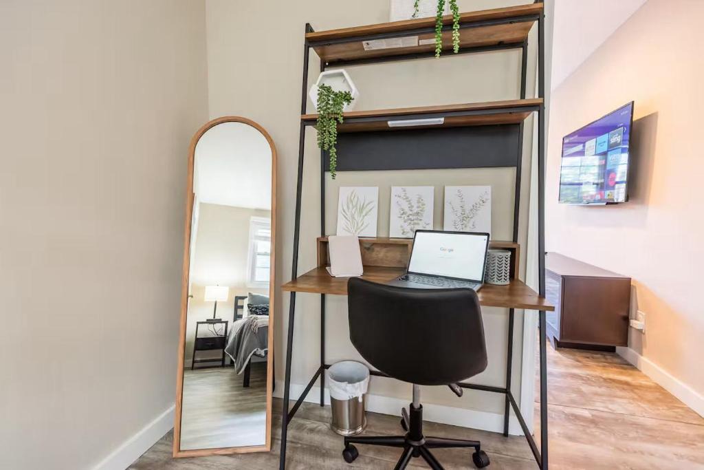 Salemtown Apartment | Sleeps 6-Full Kitchen-4 Beds-Big Couch-OfficeSpace