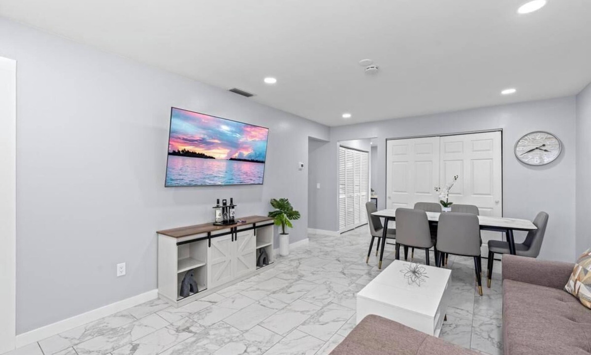 Lake Worth Apartment | Sleeps 6 PS5 + 65” TV Renovated 2-BR Fast WiFi 2 Parking Spaces