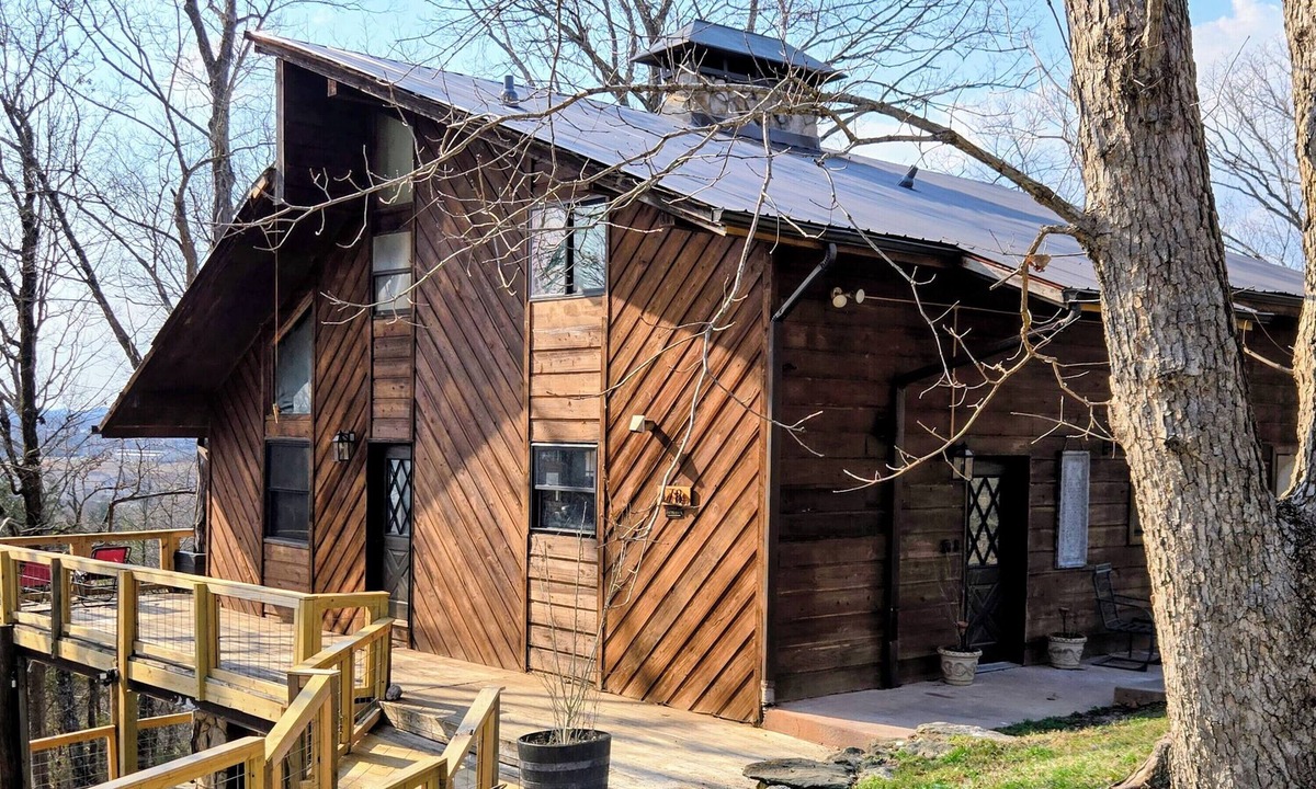 Seymour Cabin | Sleeps 9 · 3 King Suites · Ridgetop Farm Views · Dog Friendly