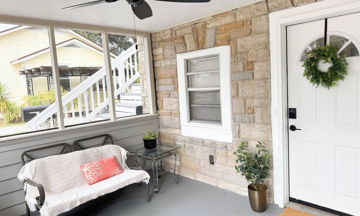 Southbank Apartment | Southside City Cottage with ample parking-Sleeps 5