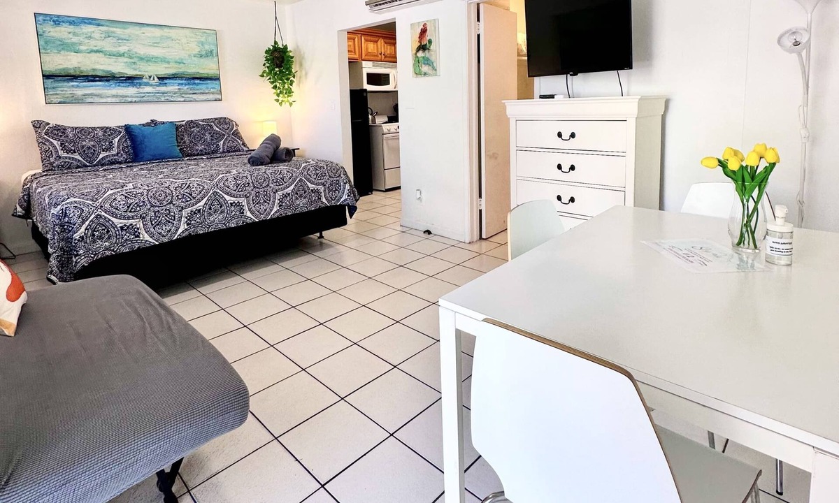Hollywood South Central Beach Condo | Southwinds #2 for 3, King Studio for 3 w/Kitchen