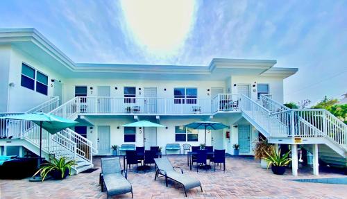 Hollywood South Central Beach Hotel | Southwinds Inn by The Gold Nests