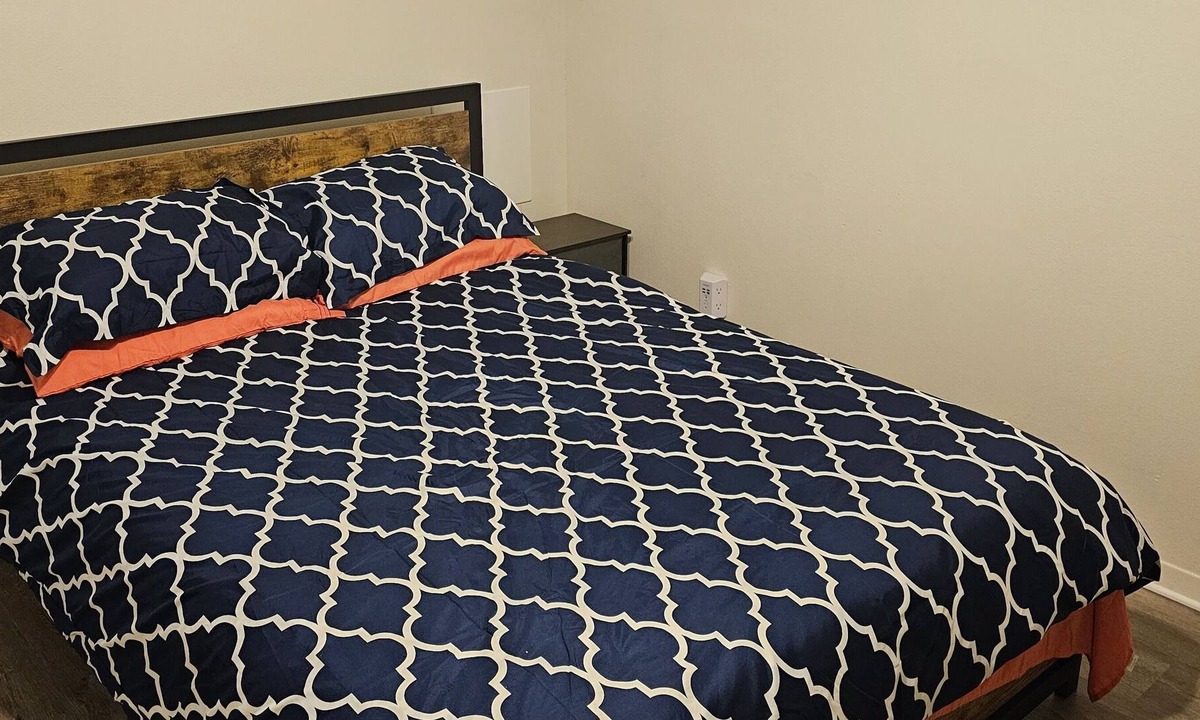 Palatka Apartment | Spacious 1BR unit available on a partitioned street. No traffic!