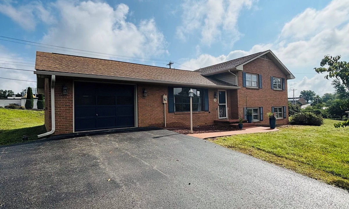 Farmview - Ramble Apartment | Spacious 3-bedroom apartment located in delightful Blacksburg with HVAC!