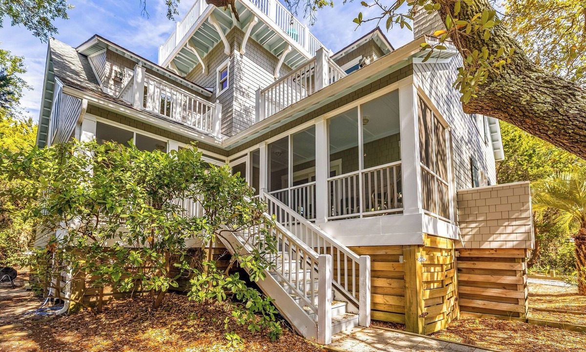 West Beach House | Spacious! 3 Carts-Captain's Watch Views-Steps to W Beach-4 day summer min stay