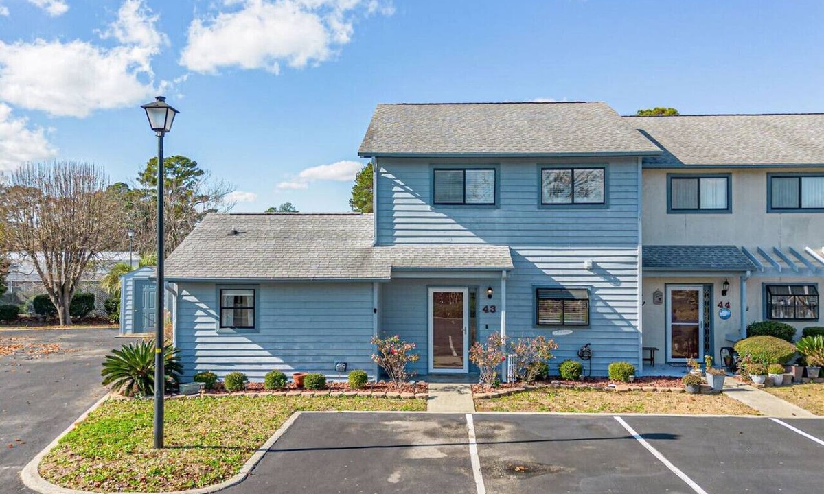 Little River Apartment | Spacious 3BR/3BA Townhome w/1st Floor master