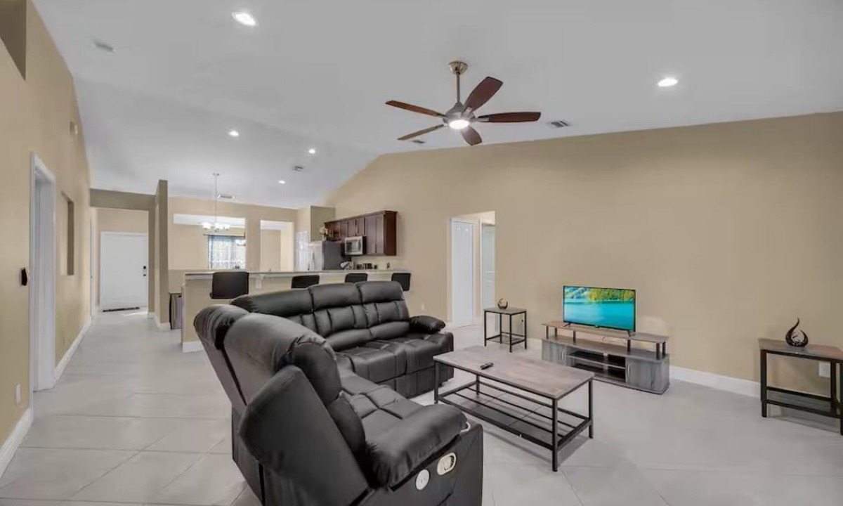 Port Saint Lucie House | Spacious 4-bedroom and 2 baths house in marvelous Port St. Lucie with AC and all