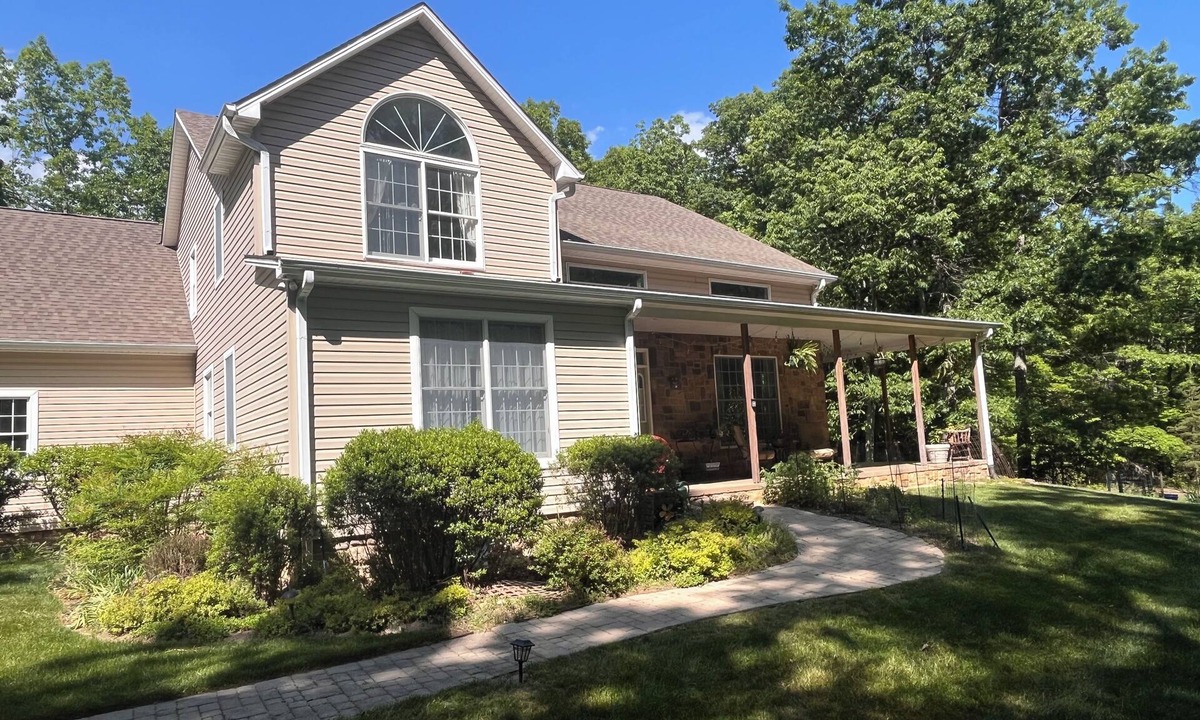 Blacksburg House | Spacious 4-bedroom house with decks in Blacksburg, 7 minutes from VT campus.