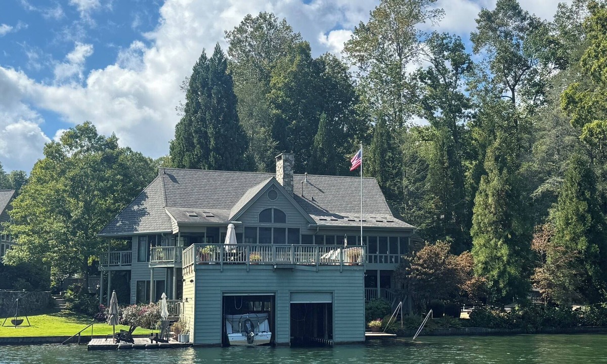 Tuxedo House | Spacious 5-bedroom, 5-bath house on Lake Summit!