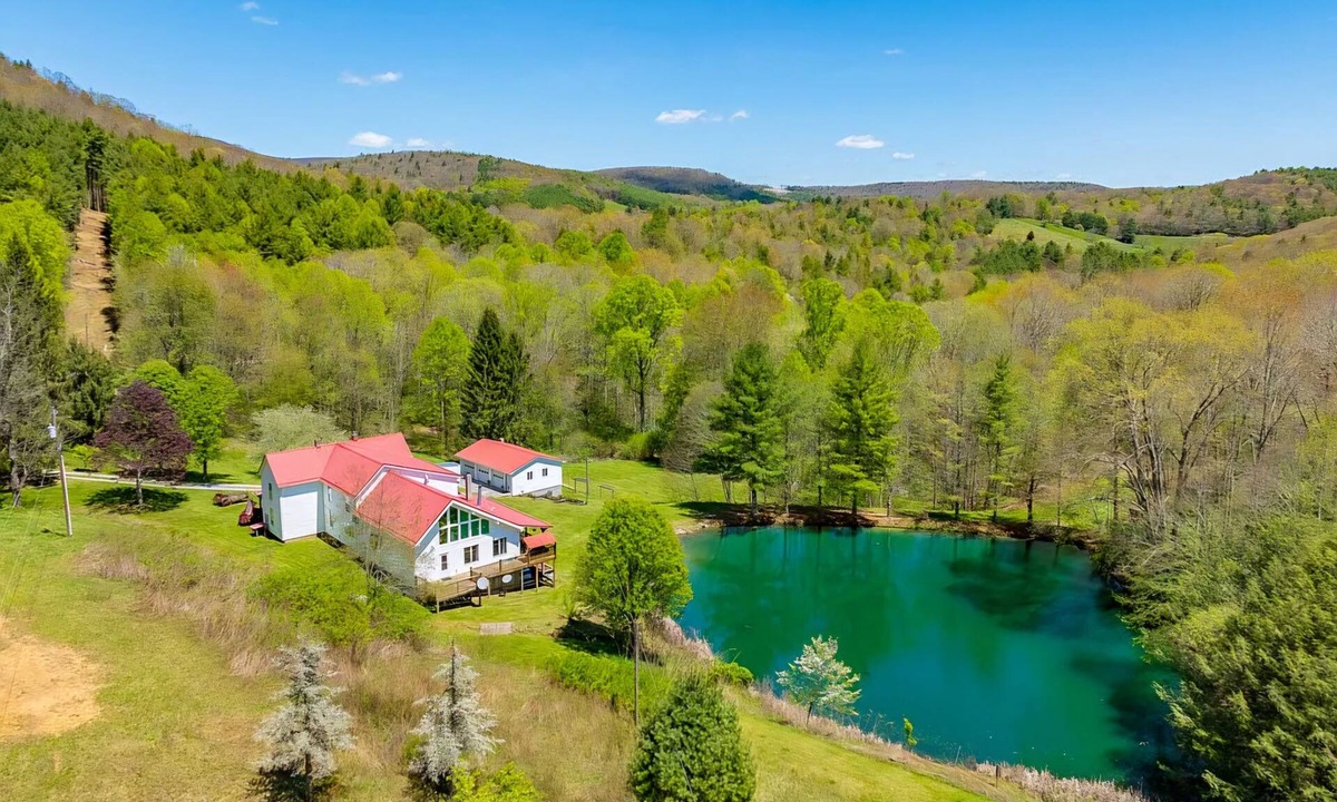 Wilson Creek House | Spacious 5-bedroom house w/fishing pond, WiFi, hot tub in Grayson Co Mountains